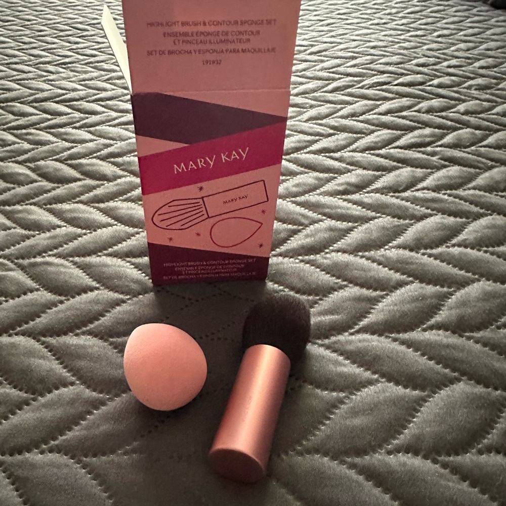Highlight brush and contour sponge